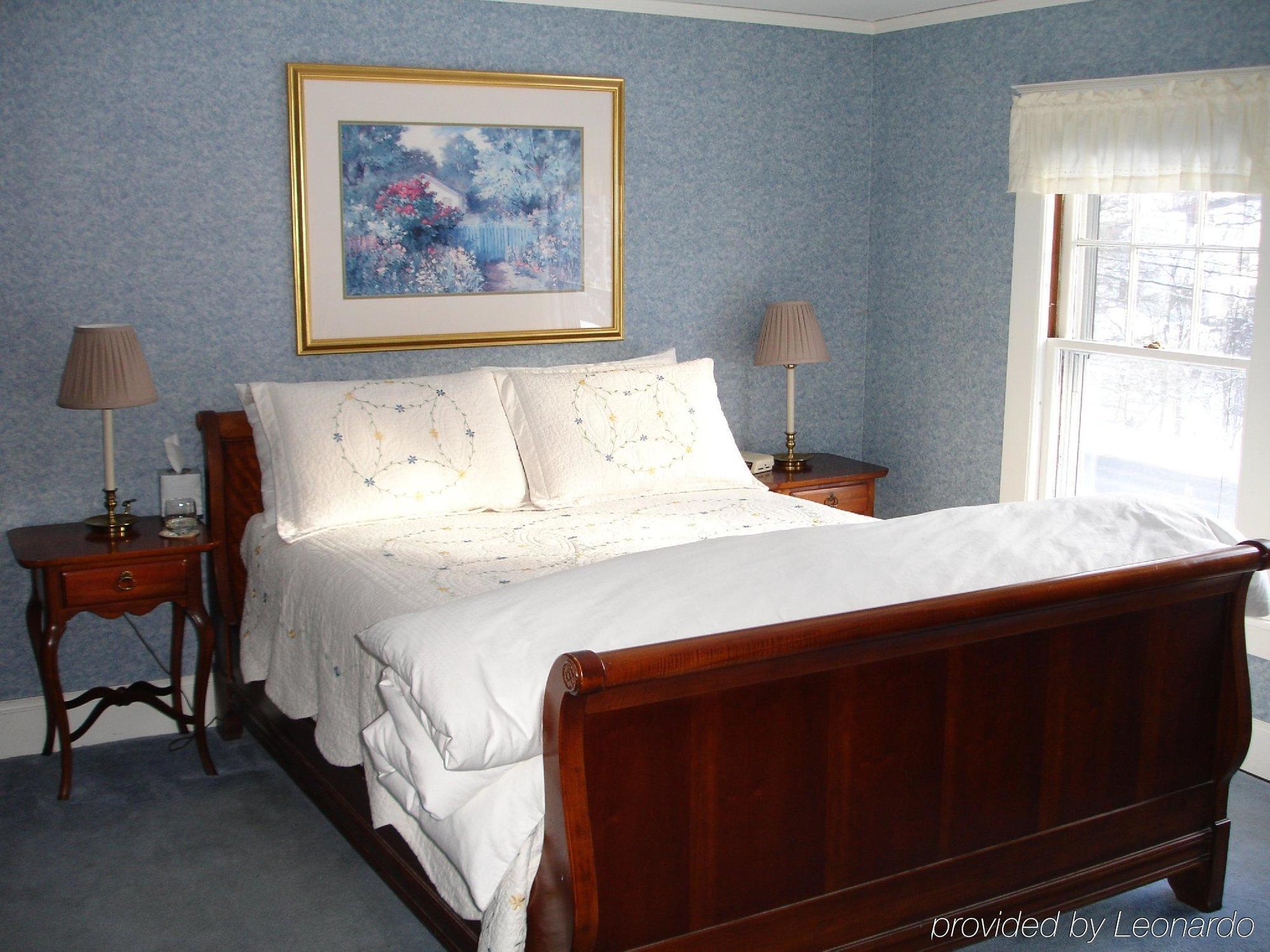 The Trumbull House Bed And Breakfast Hanover Room photo